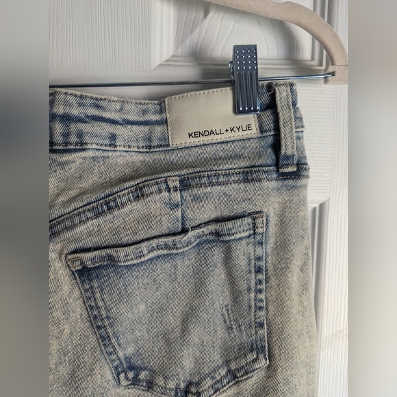 FREE with purchase 🤩Kendall + Kylie high rise distressed jeans - Picture 3 of 6